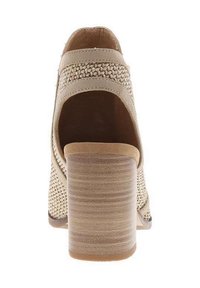 Chaussure à talon haute beige avec une texture tissée sur le dessus, une découpe ronde à l'arrière et un talon épais et rainuré.
