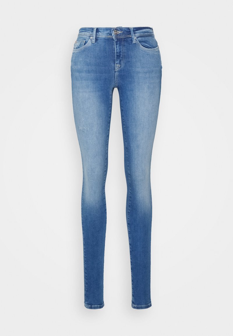 Jeans skinny em denim azul claro com áreas desbotadas, cinco bolsos e fecho frontal com botão. Apresenta uma textura suave e um detalhe minimalista.