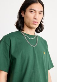 Carhartt WIP CHASE - Basic póló - sycamore tree/gold