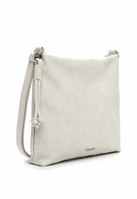 Biała skórzana torebka na ramię o gładkiej fakturze, prostokątnym kształcie i ze zdobieniem w postaci plecionego paska. Na froncie znajduje się subtelne logo marki.