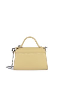 Petit sac à main beige avec une poignée supérieure et une bandoulière chaîne détachable argentée, posé sur un fond blanc.