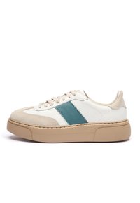 Buty sportowe z białą skórzaną cholewką, beżowymi zamszowymi akcentami i turkusowym paskiem. Posiadają grubą, beżową gumową podeszwę oraz wiązanie na sznurówki.