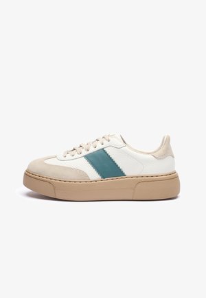 Buty sportowe z białą skórzaną cholewką, beżowymi zamszowymi akcentami i turkusowym paskiem. Posiadają grubą, beżową gumową podeszwę oraz wiązanie na sznurówki.