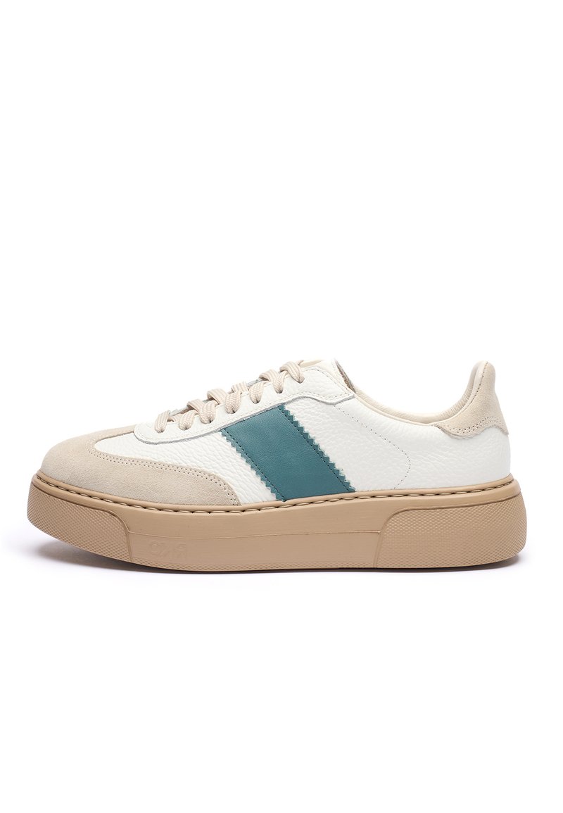 Buty sportowe z białą skórzaną cholewką, beżowymi zamszowymi akcentami i turkusowym paskiem. Posiadają grubą, beżową gumową podeszwę oraz wiązanie na sznurówki.