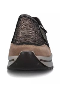 Parte superiore nera con texture e finitura metallica, accenti in suede color cammello, suola grigia con battistrada nera e dettaglio di chiusura con cinturino regolabile.