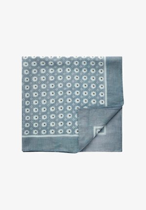 Blå mönstrad sjal med små vita blommor och geometriska accenter, med en solid blå kant och mjukt, texturerat tyg.