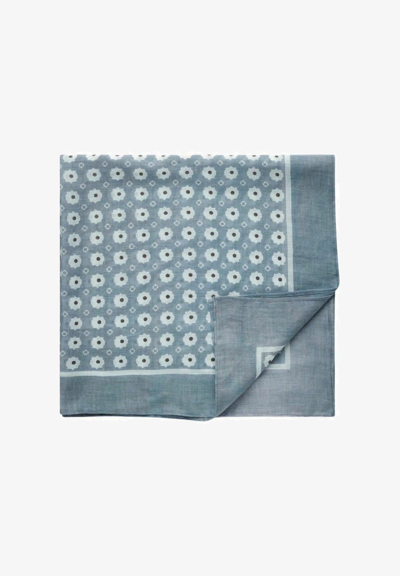 Blå mönstrad sjal med små vita blommor och geometriska accenter, med en solid blå kant och mjukt, texturerat tyg.