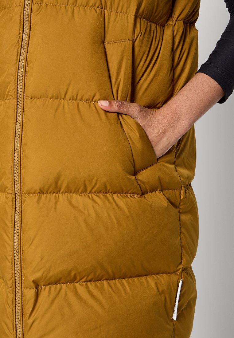 Brązowa kamizelka puchowa z zamkiem z przodu, bocznymi kieszeniami i pikowanym wzorem. Materiał wydaje się ciepły i lekki.