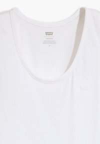 T-shirt bianco a maniche corte con scollatura rotonda. Presenta un piccolo logo Levi's in rilievo sul lato sinistro del petto. Realizzato in cotone.