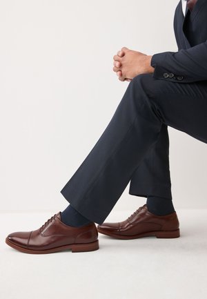 Next REGULAR FIT - CONTRAST OXFORD TOECAP - Smart lace-ups - brown