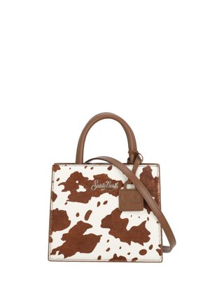 Borsa a motivo pelle di mucca marrone e bianca con manici marroni e tracolla staccabile, dotata di una piccola targhetta rettangolare e logo in corsivo.