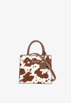 Bolso con patrón de piel de vaca marrón y blanca con asas marrones y una correa de hombro desmontable, con una pequeña etiqueta rectangular y un logotipo en cursiva.