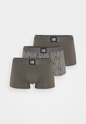 Dreiteiliges Set von Herren-Boxershorts in Olivgrün. Mit einem grauen elastischen Bund, der das wiederholte "GUESS"-Logo zeigt. Aus weichem, dehnbarem Stoff und mit figurnaher Passform.