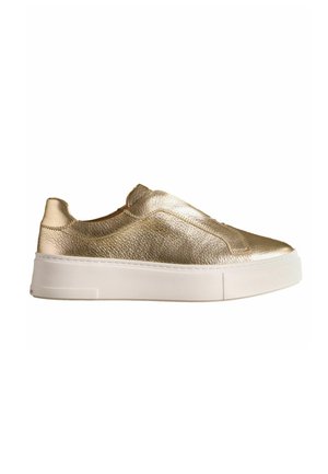 Nízke slip-on tenisky z metalicky zlatej kože s hrubou bielou gumovou podrážkou, textúrovaným povrchom a minimalistickým dizajnom.
