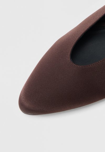 Rjava tkaninska čevlja z ostrim sprednjim delom in izrezom. Material je videti gladek s mehko teksturo; notranjost ima kontrastno temno barvo.