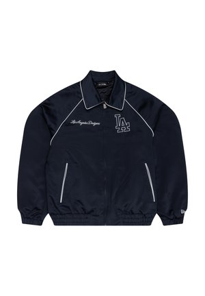 Veste satin navy avec des accents blancs. Comprend un col, une fermeture éclair, des poches latérales et un logo brodé "Los Angeles Dodgers".