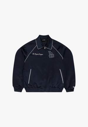 Jūras zila satīna jaka ar baltām akcentiem. Pieder krūšu apmale, rāvējslēdzēja aizdare, sānu kabatas un izšuvums "Los Angeles Dodgers" logo.