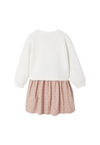 Langärmliges Kleid mit einem weißen Oberteil und einem rosa Rock, das ein gepunktetes Muster aufweist. Das Material scheint weich und leicht zu sein.