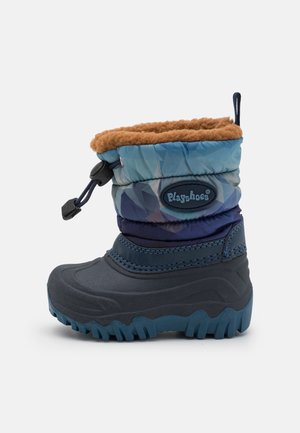 Zābaki ar tumši zilu gumijas zoli, sintētiskā auduma virsa zilā un gaiši zilā ģeometriskā rakstā, un brūnu mākslīgo kažokādu oderi augšpusē.