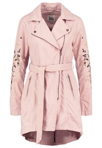 Světle růžová bunda na zip s opaskem v pase; má květinovou výšivku na rukávech a límec; texturovaná tkanina.