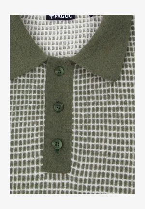 Polo verde con un motivo a maglia testurizzata, caratterizzato da un colletto, tre bottoni verde scuro e un motivo a griglia bianca. Etichetta di marca visibile.