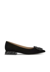 Scarpa piatta in suede nera con punta affilata, adornata da un motivo gioiello sul davanti e un tacco blocco testurizzato con motivi floreali.