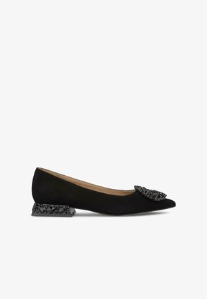 Chaussure plate en suède noir à bout pointu, ornée d'un accent en bijoux à l'avant et d'un talon carré texturé présentant des motifs floraux.