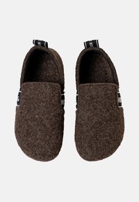 Pantofole in feltro marrone con punta arrotondata, texture morbida e dettagli in tessuto nero sul tallone posteriore. Design leggero e facile da indossare.