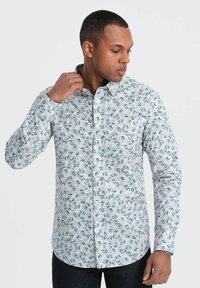 Langarmshirt van lichtgewicht stof met een bloemenpatroon in blauwtinten en wit, uitgerust met een button-down kraag en mouwen.