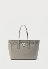 Bolso tote de cuero gris con dos asas, base plana y detalle de cierre metálico. Textura suave con diseño estructurado y acentos laterales.