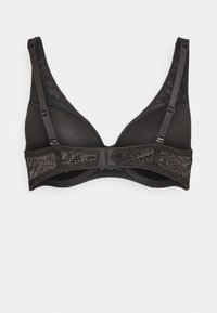 Soutien-gorge noir avec des détails en dentelle texturée sur les cups supérieures et la bande arrière. Forme triangulaire rembourrée, bretelles réglables et fermeture à crochet.