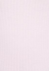 Lichtroze ribstof met een gladde textuur en verticale lijnen, geschikt voor kleding.
