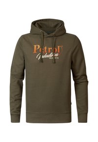 Bluza z kapturem w kolorze oliwkowej zieleni wykonana z miękkiego materiału, wyposażona w przednią kieszeń kangurka, sznurek przy kapturze oraz duże logo "Petrol Industries" w kolorze pomarańczowym i białym.