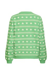 Pull vert avec des rayures blanches horizontales et des motifs en forme de cœur ; matière en maille douce avec un col rond et des poignets côtelés.