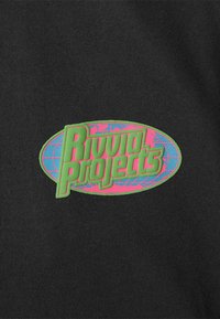 Mustal kangas on kaunistatud elava ovaalse logoga, kus rohelise tekstiga "Rivvi" ja roosa tekstiga "Projects" ning seda ümbritseb sinine maakera kujutus.