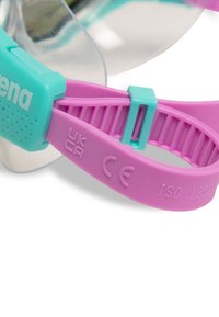 Simglasögon med klarglas, turkosa detaljer och ett justerbart band i rosa med strukturerad grepp och certifieringsmärken.