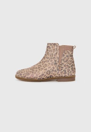 Bota plana hasta el tobillo con estampado de leopardo en beige y marrón, panel lateral elástico, lengüeta en el talón y suela marrón claro.