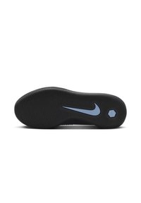 Suola nera della sneaker con texture rigata; presenta un prominente logo Nike blu e un elemento di design esagonale.