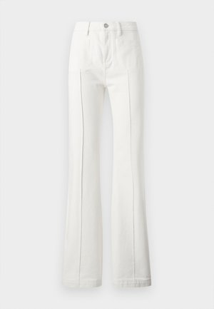 Jean blanc évasé en denim, avec une taille haute, des coutures contrastantes et une finition nette sans usure.