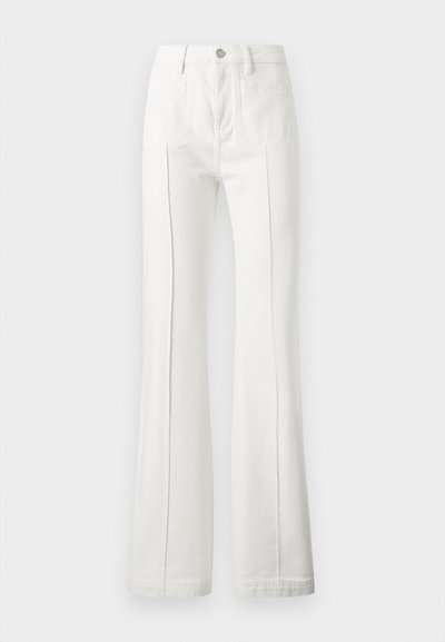 Άσπρο τζιν με καμπάνα, κατασκευασμένο από τζιν ύφασμα, με ψηλή μέση, ραφές σε αντίθεση και καθαρό τελείωμα χωρίς φθορές.