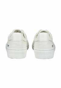 Sneakers bianchi con tomaia in pelle liscia, suola in gomma testurizzata e branding sottile sul tallone. Vista posteriore che mostra il design del colletto curvo.