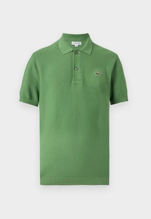 Polo vert à manches courtes avec col, deux boutons et un petit logo crocodile brodé sur la poitrine.