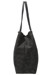 Černá kožená kabelka ve tvaru kbelíku se dvěma dlouhými plochými popruhy, měkkou texturou a zaobleným tvarem. Obsahuje centrální šev pro designový detail.