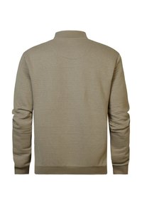 Beige svetr s výstřihem, který má texturované horizontální pruhy. Hladké manžety a lem poskytují těsný fit. Jednoduchý a funkční design.