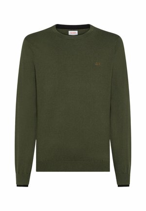 Pull en maille vert olive avec col rond, manches longues, poignets et ourlet côtelés. Présente un petit motif orange sur la poitrine.