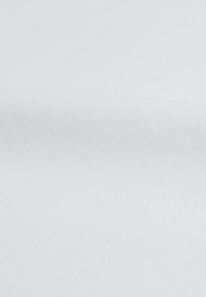 Biała tkanina o gładkiej teksturze i subtelnym diagonalnym wzorze, ukazująca jednolity kolor bez widocznych znaków czy akcentów.