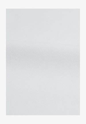 Biała tkanina o gładkiej teksturze i subtelnym diagonalnym wzorze, ukazująca jednolity kolor bez widocznych znaków czy akcentów.