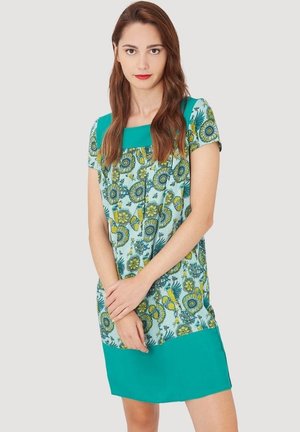 Vestido de manga corta con una parte superior turquesa y escote cuadrado, y una sección inferior decorada con un diseño floral en tonos azul verdoso y amarillo.