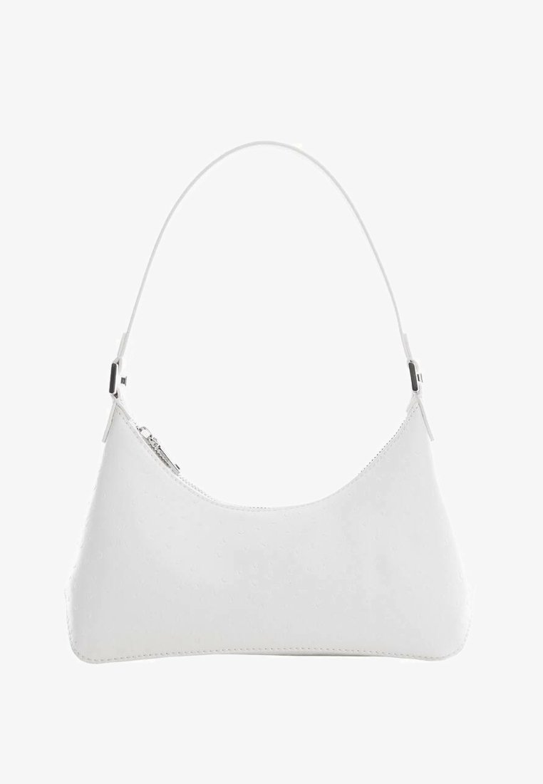 Sac à main en cuir blanc avec une silhouette incurvée et structurée. Il présente une texture lisse et une fermeture éclair, avec une fine bandoulière ajustable.