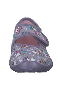 Chaussure en tissu violet avec une surface texturée présentant un motif de licorne et des motifs de cœur. Équipée d'une sangle Velcro pour un maintien sécurisé.